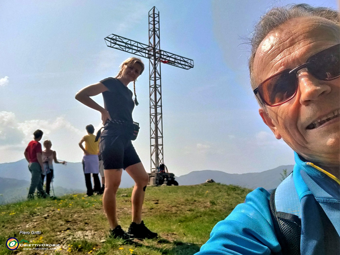 03 Alla croce di vetta del Pizzo di Spino (954 m).jpg